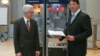 Eins der acht Mobilen Lehrsysteme hat Schmersal der BG-Bildungsstätte Lengfurt übergeben:  Dr. Dietmar Bratge (links), Leiter der Bildungsstätte und Frank Schmidt, Leiter Marketing der K.A. Schmersal GmbH.                     Bild: K.A.Schmersal GmbH (Archiv: Vogel Business Media)