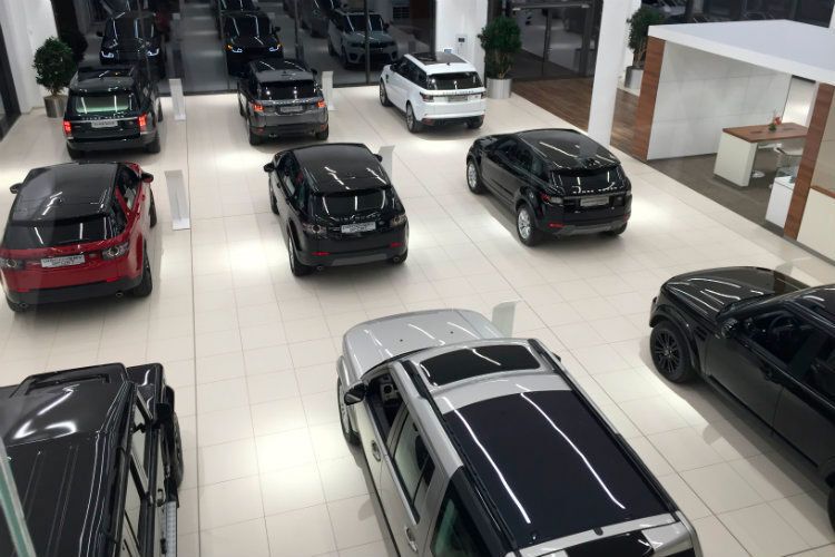 Die Fahrzeuge sind im rechten Winkel zur Hauptfassade des Showrooms angeordnet. (Foto: Pfohe)
