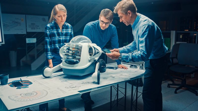 Für das Beispiel der Predictive Maintenance werden die Daten in eine Künstliche Intelligenz übertragen, die die Wahrscheinlichkeiten des Auftretens von Fehlerursachen berechnet und zurückgibt.
