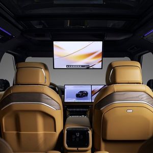 Auf Klick lässt sich der rückwärtige Raum dank riesigem, schwenkbarem Bildschirm in ein Privat-Kino verwandeln.(Bild:  Zeekr)