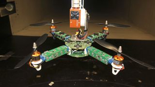 Ein 3D-Scanner führt die Drohne im dreidimensionalen Raum durch die Gaswolke. Die schwarzen Sensoren messen die Windgeschwindigkeit, die grauen detektieren das Gas. (Bild: DLR)