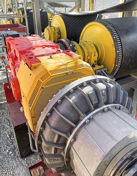 Die Wartung umfasste das gesamte Antriebssystem – einschließlich der Hydraulikkupplung zwischen Motor und Getriebe. Sie sorgt für einen sanften Anlauf, Überlastschutz und Schwingungsdämpfung.  (Bild: SEW)