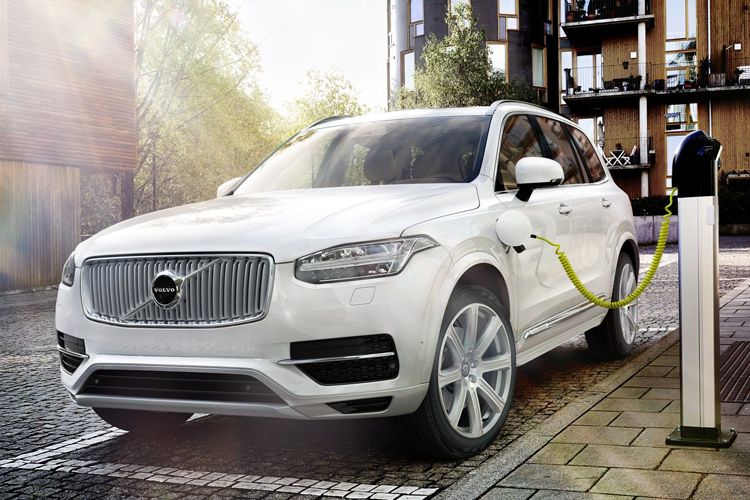 Spitzenmodell der neuen XC90-Generation ist der 400 PS starke Plug-in-Hybrid. Er begnügt sich laut Hersteller mit 2,7 Litern Sprit pro 100 Kilometer. (Foto: Volvo)