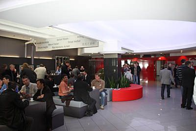 Die neu gestaltete Empfangshalle bei Hermle. (Archiv: Vogel Business Media)