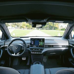 Im Innenraum übernimmt ein 12,9 Zoll großer Touchscreen die Steuerung.(Bild:  Vinfast)