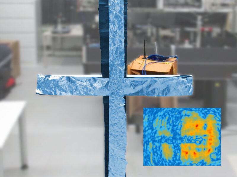 Das im realen Bild sichtbare Kreuz aus Alufolie lässt sich aus dem WLAN-Hologramm wieder rekonstruieren (eingeblendetes Bild rechts unten) (Friedemann Reinhard, Philipp Holl / TUM)