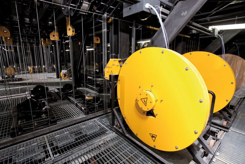 Blick auf den Schnürboden: Im Bühnenturm verlaufen Züge, mit denen Teile des Bühnenbilds von der Bühnendecke herabgelassen und wieder angehoben werden.  (Bild: Bosch Rexroth)