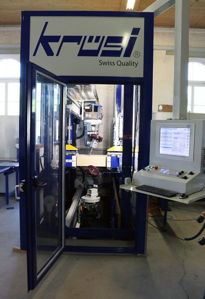 Für das 28-Achs-CNC-Holzbearbeitungszentrum MC15 von Krüsi Maschinenbau, hat das Unternehmen NUM die CNC-Bedieneinheit mit 19-Zoll-Touchscreen beigesteuert. (Num)