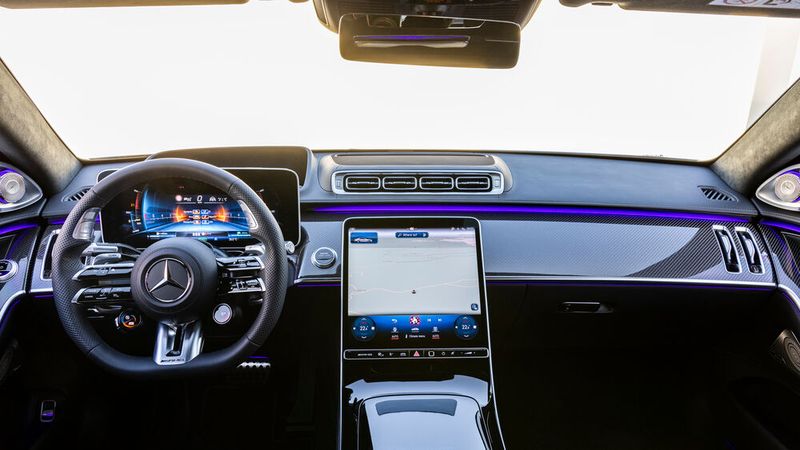 Im Innenraum sehen die bis zu vier Insassen Instrumente und Zierteile im AMG-Look. (Bild: Mercedes-Benz)