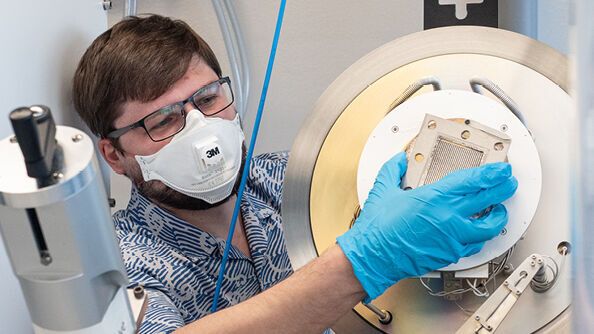 Empa researcher Konstantin Egorov coats stainless steel components with corrosion-resistant titanium oxide to make the production of green hydrogen more cost-effective. (Source:  Empa)