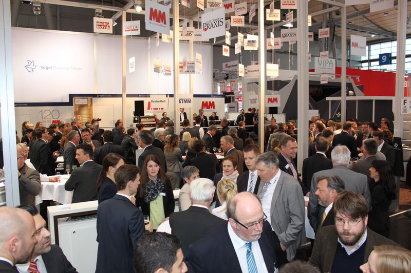 Am Dienstagabend wurde bei der Vogel Business Media am Messe-Stand in Halle 9 traditionell auf eine erfolgreiche Hannover Messe 2014 angestoßen. Gute Gespräche und Live-Musik von der Band „Famos“ sorgten bei den zahlreichen Standpartygästen für eine ausgelassene Stimmung. (Siegl/Vogel Business Media)