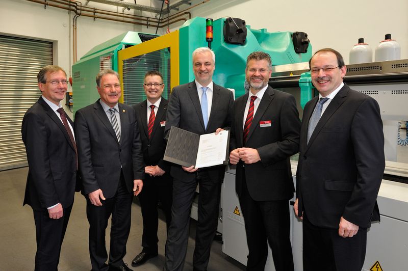 Am 16. Januar 2015 erlebten zahlreiche Vertreter aus Industrie und Politik die Übergabedes Zuwendungsbescheids durch NRW-Wirtschaftsminister Garrelt Duin (Mitte). (Bild: Kunststoff-Institut Lüdenscheid)