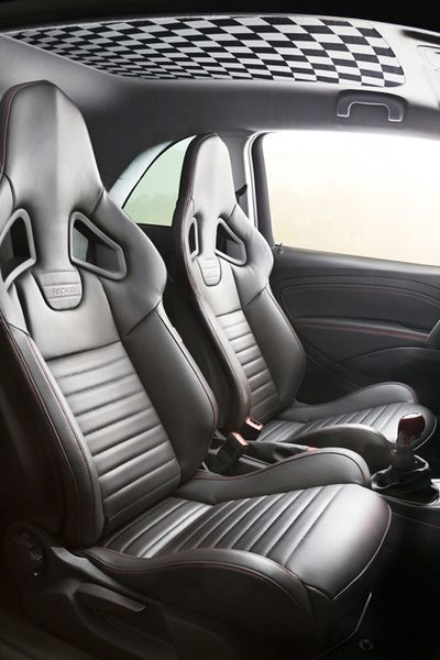 Fahrer und Beifahrer thronen auf Recaro-Performance-Sitzen in Leder oder Morrocana. (Foto: Opel)