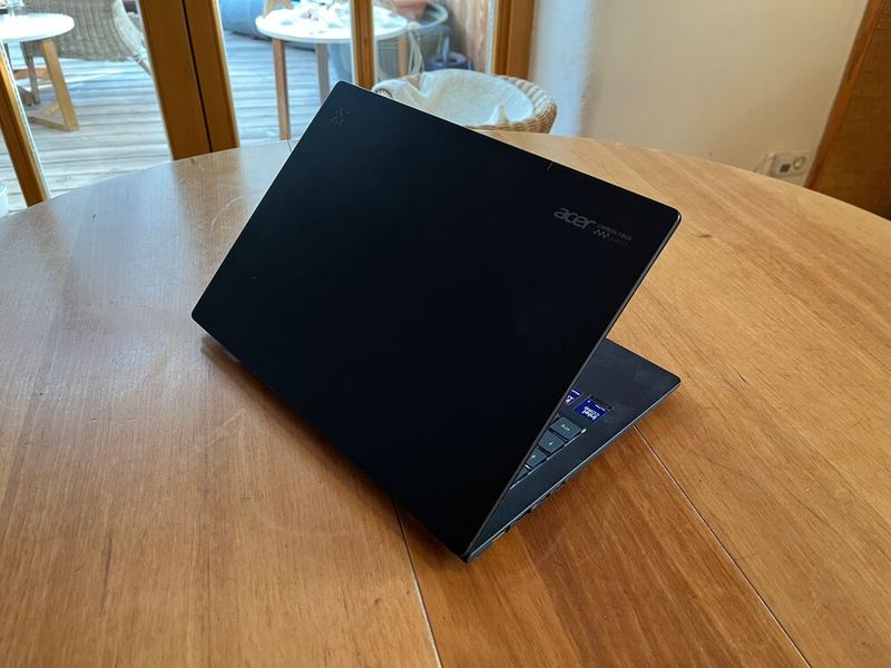 Der Displaydeckel besteht beim Acer Travelmate P6 14 AI aus einem leichten Kohlefasermaterial. (Bild: Vogel IT-Medien)