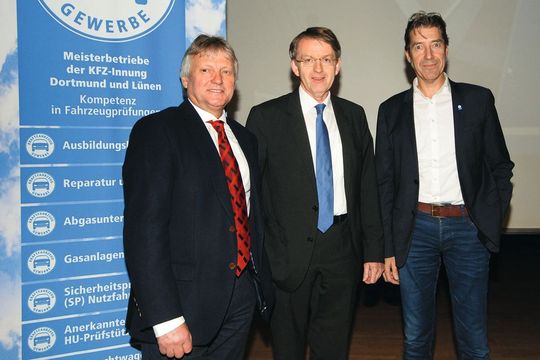 Die Zukunft im Blick: (v. li.) Rainer Hüls (stellvertretender Obermeister), Prof. Klaus Eden von der FH Dortmund und Christoph Haumann (Obermeister). (Bild:  Kfz-Innung)