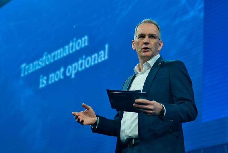 „Wir wollen herausschälen, was wirklich funktioniert und den meisten Nutzen bringt“, sagt Endress + Hauser CEO Peter Selders. „Kein Unternehmen kann die aktuellen Herausforderungen allein bewältigen. Nur durch offenen Dialog und vertrauensvolle Partnerschaften können wir die vorhandene Komplexität meistern und positive Veränderungen beschleunigen. Das Global Forum ist die Plattform, um Ideen auszutauschen, Innovationen anzustoßen und von der Vision zur Umsetzung zu gelangen.“   (Bild: Marc Gilgen / E+H)