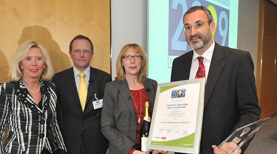 Die Agentur 4selected consulting erhält den “Gebrauchtwagen Award 2009” in der Kategorie “Produkte” für das Vehicle Management System: (von li.) Marion Johl, Volker Lange, Silvia Lulei und Olaf Dicker, Geschäftsführer von 4selected consulting. (Archiv: Vogel Business Media)