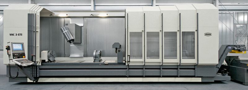 Schwenkspindel für jede Position, horizontal und vertikal: Auf den VHC-Maschinen von Axa lassen sich Werkstücke in echter Fünf-Achs-Kinematik bearbeiten und eröffnen neue Möglichkeiten für die Komplettbearbeitung in nur einer Aufspannung. (Bild: Axa)