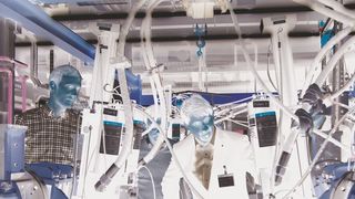 Ingenieure von Schaeffler und des Fraunhofer LBF bei der Untersuchung des servohydraulischen Prüfstands.  (Schaeffler Technologies AG & Co. KG)