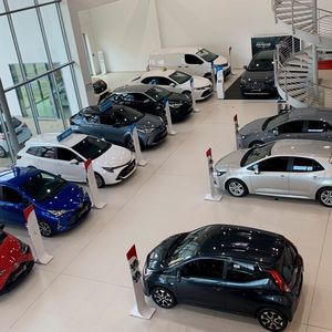 Der Toyota-Showroom entspricht der neuen Hersteller-CI.(Bild:  Autolevy)