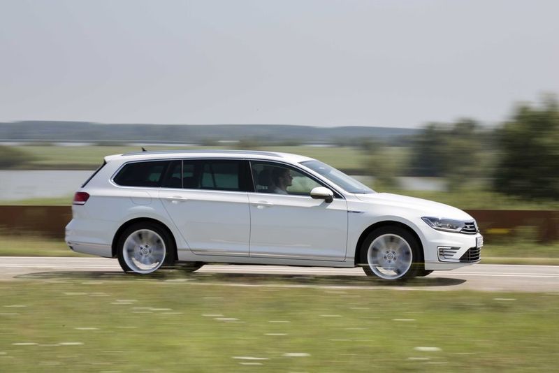 Der Passat ist nach dem Golf die zweite Baureihe, in der VW ein GTE-Modell anbietet. Die elektrische Reichweite liegt bei bis zu 50 Kilometern. (Volkswagen)
