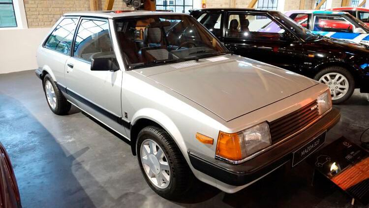 Die zweite Generation des 323 kam als moderne Frontantriebsvariante daher. 1981 und 1982 war der 323 das meistverkaufte japanische Modell in Deutschland. Interessant: Der Mazda war das einzige asiatische Fahrzeug, das es zeitgleich in West- und in Ostdeutschland (10.000 Stück) zu kaufen gab. Da Ostberlin ab einem gewissen Zeitpunkt nicht mehr in der Lage war, die bestellten Fahrzeuge mit Devisen zu bezahlen, kam es zu einem Kompensationsgeschäft auf Naturalienbasis. So soll es eine Zeit lang tatsächlich Spreewaldgurken und Werkskantinen von Mazda gegeben haben, weiß Mazda-Museum-Inahber Walter Frey zu berichten. (Bild: Dominsky/»kfz-betrieb«)