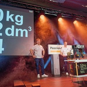 Kevin Zeder, Operation Manager, Ueli Pletscher, Sales Manager, und Martin Buchmann, Application Manager von B&R Schweiz, präsentieren den neuen «Servodrive M4» von B&R.(Bild:  Pfeiffer Photodesign)