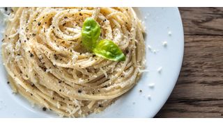 Ein kleines körpereigenes Molekül kann Krankheiten wie Alzheimer und Parkinson vorbeugen. Es macht bestimmte Eiweiße unschädlich, indem es ähnlich wirkt wie Käse, der Nudeln miteinander verklebt. (Symbolbild) (Bild: © alex9500 - stock.adobe.com)