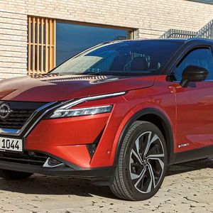 Der Qashqai präsentiert sich dem aktuellen automobilen Zeitgeist folgend gepfeilt und „zerklüftet“ mit reichlich Kanten, zumindest bis zur A-Säule. Dann geht es bis zum Heck recht konservativ weiter, was kein Nachteil ist. Ausgestattet war unser Testwagen mit der größten Motorisierung („E-Power“): einem technisch anspruchsvollen 1,5-Liter-Turbobenziner ohne jegliches Getriebe. Nachdem der Abgasverdichter ausreichend Druck aufgebaut hat, beschleunigt der Elektromotor mit seinen 140 kW richtig flott. Der Dreizylindermotor mit variabler Verdichtung (!) und 116 kW (158 PS) dient dabei ausschließlich als Generator. (Bild:  Dominsky – VCG)