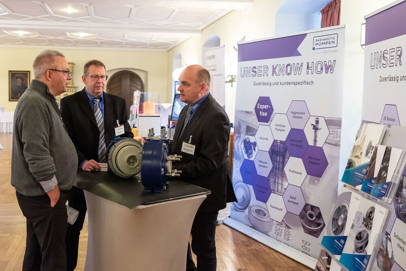 Impressionen der Förderprozessforen 2019: Beim Pumpen- und Schüttgut-Forum diskutieren Experten an zwei Tagen über Probleme bei Förderprozessen. Dabei steht der praxisorientierte Austausch und die gemeinsame Lösungsfindung im Vordergrund des Netzwerktreffens der Pumpen- und Schüttgut-Community. (Stefan Bausewein / PROCESS)