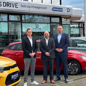 Über den Neuzugang in der Darmas-Gruppe freuen sich (v. l.) Fritz Tiemeyer, Geschäftsführer Christian Simon und Darmas-Drive-Verkaufsleiter Nils Brauer. (Bild:  Darmas)
