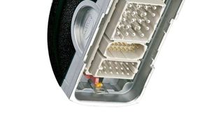 Modular bestückter Han-Yellock 60. Darin eingesetzt von oben nach unten: Han EEE Modul zur Leistungsübertragung (16 A/500 V); DDD Modul – für Ströme bis 10 A oder Signalübertragung - sowie das High Density Modul für die Signalübertragung bei hoher Kontaktdichte. (Bild: Harting / Freund)