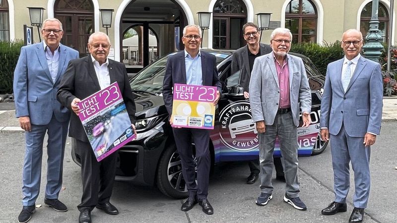 Eröffnung der Licht-Test-Wochen vor dem Landtag in Wiesbaden (v. l.): Jürgen Baer, Fachbereichsleiter Verkehr & Technik ADAC Hessen-Thüringen,  Jürgen Karpinski, Präsident des Landesverbandes Hessen des Kfz-Gewerbes, Tarek Al-Wazir, Hessischer Minister für Wirtschaft, Energie, Verkehr und Wohnen, Joachim Kuhn, Geschäftsführer des Landesverbandes Hessen des Kfz-Gewerbes,  Gerhard Brink, Präsident der Landesverkehrswacht Hessen, und Robert Schäfer, Hessischer Landespolizeipräsident. (Bild: Kfz-Gewerbe Hessen)