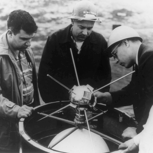 Bild 1: 1958 stellten die USA mit Vanguard 1 den ersten mit Solarenergie versorgten Satelliten vor. Er hatte einen Durchmesser von 16,5 cm und wog 1,47 kg. Das Bild zeigt Wissenschaftler bei der Montage von Vanguard 1 auf einem Raketenteil.