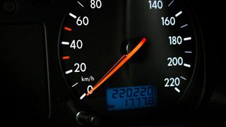 Um die zu erwartende Gesamtlaufleistung eines Fahrzeugs zu ermitteln, brauchen Gerichte keinen Sachverständigen zu beauftragen, sondern dürfen sie nach bisheriger Praxis weiterhin schätzen, entschied der BGH im Septemer 2021. (Bild: gemeinfrei)