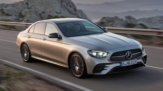 Die vor rund zwei Jahren geliftete E-Klasse-Limousine ist als Neuwagen nur noch eingeschränkt verfügbar. (Bild: Mercedes-Benz)