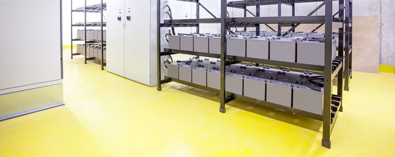 Umnutzung zu einem Batterieraum: Mit „StoPox WL 113“ lässt sich ein isolierender Boden einfach und schnell mit ableitfähigen Eigenschaften ausstatten.(Bild:  denboma - stock.adobe.com)