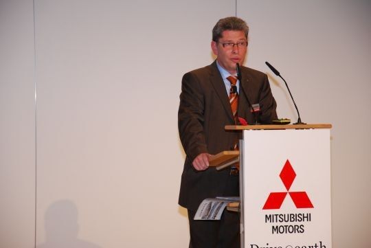 Schollmeyers Nachfolger Harald Schallenberg stellte die neuen Mitsubishi Modelle Outlander und Global Small vor.  (Foto: Wenz)