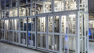 Im neuen Forschungstechnikum der BASF in Ludwigshafen stehen hochautomatisierte Versuchsanlagen zur effizienten Verfahrensentwicklung und zum Testen von Prozess-Katalysatoren zur Verfügung. (BASF)