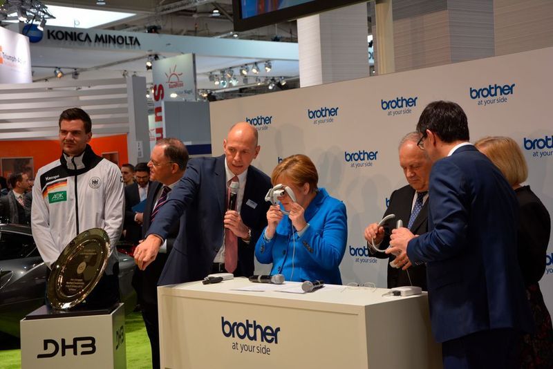 Bei ihrem Cebit-Besuch nahm  Kanzlerin Merkel auch die Brother-Datenbrille in Augenschein. (Bild: Brother)