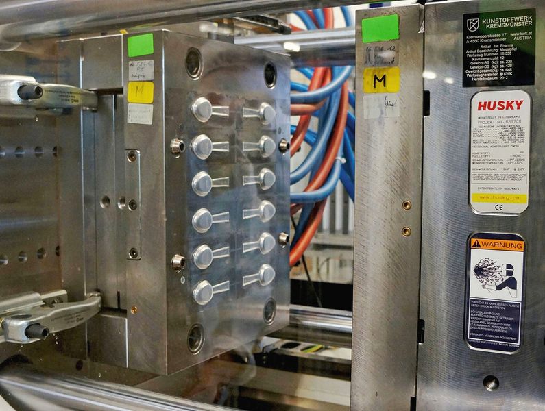 Bild 2: 12 Kavitäten hat das Spritzgusswerkzeug, das im hauseigenen Werkzeugbau anhand der prozessoptimierten Teil- und Fülldaten gefertigt wurde. Ein Robotgreifer verkürzt den Produktionszyklus zusätzlich. (Bild: Wittmann Battenfeld)