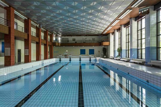 Vor der Sanierung präsentierte sich das Hallenbad Rialto als teils dunkel wirkender Bestand mit 1930er-Jahre-Architektur. (Foto:  Kathrin Schulthess)