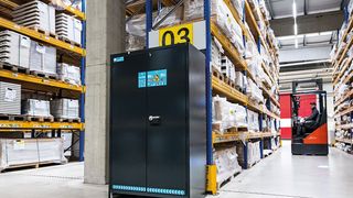 Im Brandfall hält der Sicherheitsschrank „ION-LINE ULTRA“ 90 Minuten dicht. Er ist außerdem unterfahrbar und kann deshalb im Gefahrenfall relativ leicht von innen nach außen transportiert werden. (Bild: Asecos)