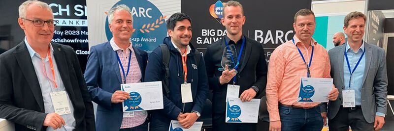 Die vier anwesenden Finalisten des Start-up Awards für Analytics und Datenmanagement 2023 nehmen ihre Auszeichnungen entgegen.