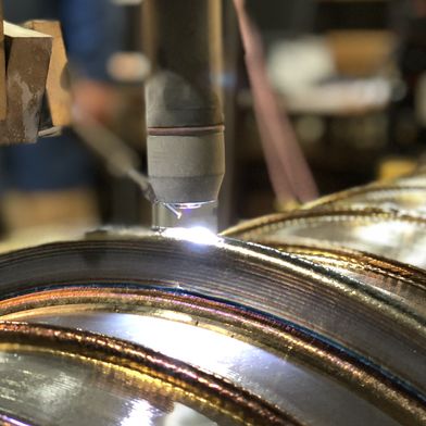Die WAAM-Technologie nutzt den Schweißlichtbogen als Energiequelle, um einen Metalldraht zu schmelzen. (Bild: EWM)