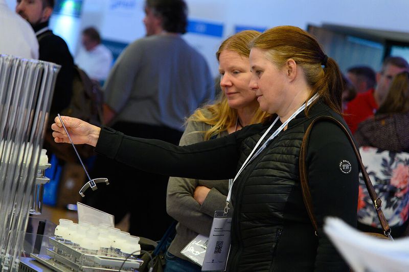 Unter dem Motto „Labortechnik zum Anfassen“, das bei allen LAB-SUPPLY-Messen groß geschrieben wird, ging es dann auch direkt los.    Mehr Infos zu den kommenden LAB-SUPPLY-Messen finden Sie auf www.lab-supply.info (Bild: Stefan Stark)