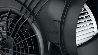 Aerodynamisch optimiert: Standardgebläse VHD 0146 mit in den Ansaugbereich integriertem Berührschutz und standardisiertem Ausblas. (EBM Papst)