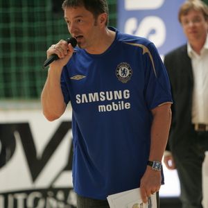 Karl Tucholski und der als Ehrengast geladene Sportkommentator Béla Réthy (im Hintergrund) begrüßten die Teilnehmer.
