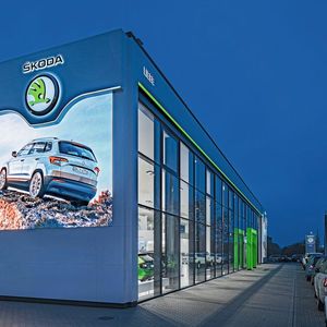Statt dem sogenannten Mesh-Banner, einer bedruckten Folie, verkündet ein LED-Bildschirm Neuheiten aus der Skoda-Welt.(Bild:  Skoda/Jörg Singer)