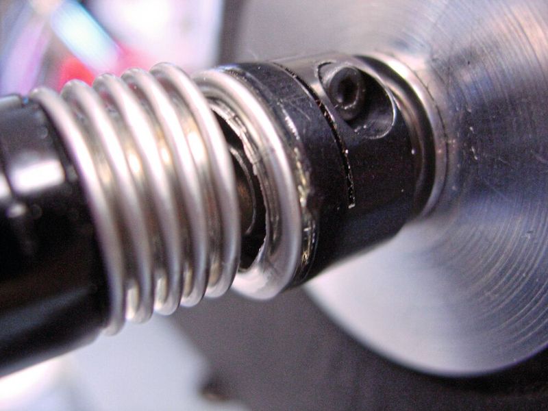 Diese Balgkupplung hat bei einer der tiefen Falten versagt und veranschaulicht, was bei übermäßiger Verlagerung der Wellen passieren kann. Dieser Kupplungsausfall tritt bei Verlagerungen auf, die über die zulässigen Betriebsparameter der Kupplung hinausgehen, oder bei nicht ordnungsgemäßem Einbau der Kupplung, wenn sich die Verlagerung (selbst innerhalb der zulässigen Grenzen) nicht gleichmäßig über die Bälge verteilt. (Bild: Ruland)